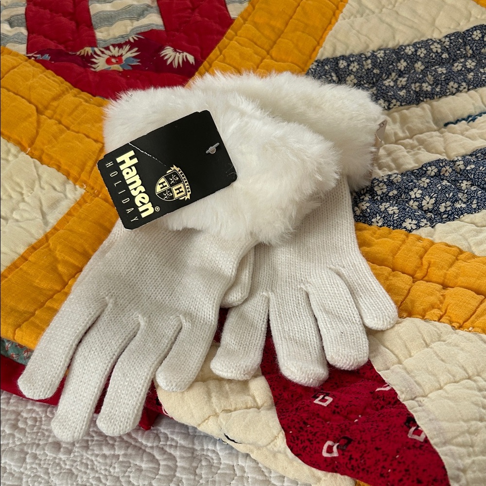 NWT Hansen Holiday White knitted Gloves with faux fur cuff